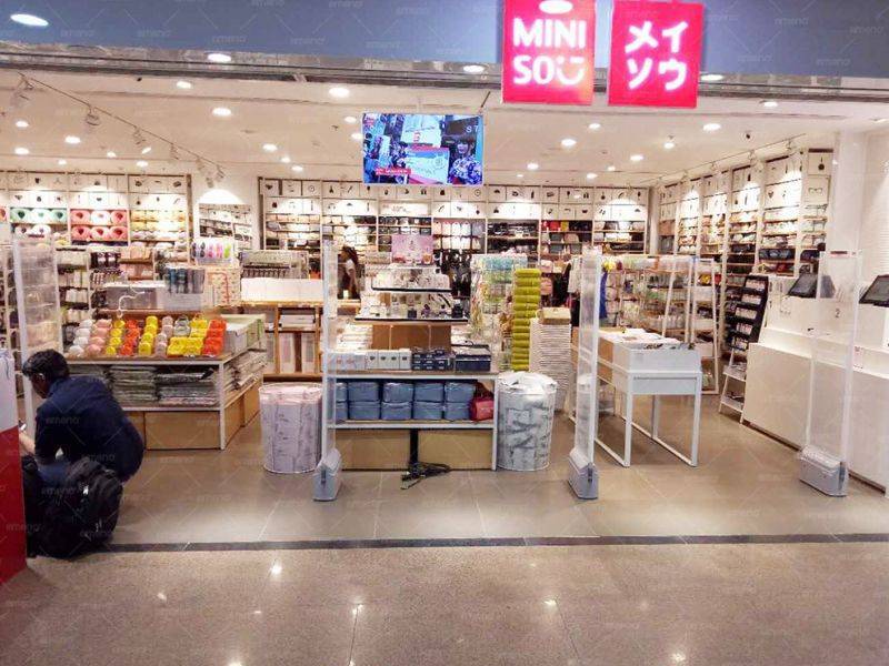 MINISO বুটিক CuboM AM7806 নিরাপত্তা দরজা ইনস্টল করে